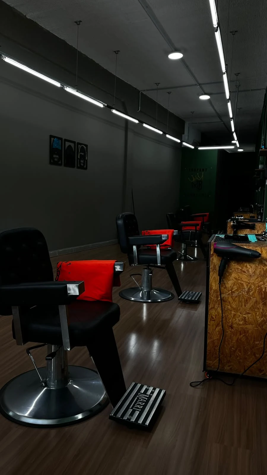 Cadeiras e ambiente da barbearia